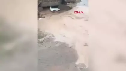 Saniyelerle yarış! Nevşehir'de sel sularına kapılan araçtaki 3 kişiyi köylüler böyle kurtardı