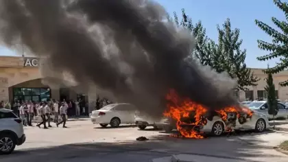 Şanlıurfa'da hastane otoparkındaki otomobil yandı