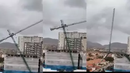 Şantiyedeki kule vinç evlerin üzerine devrildi, görenler şaştı kaldı