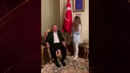 Şarkıcı Pınar Sürer Cumhurbaşkanı Erdoğan’a şarkı söylediği anları paylaştı