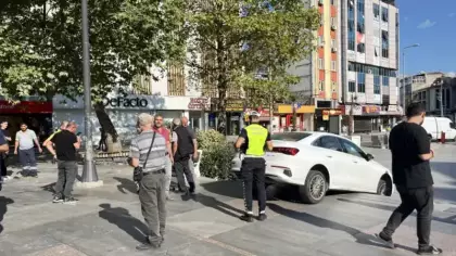 Şaşkına çeviren kaza! Araba merdivenlerde asılı kaldı