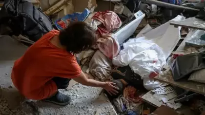 Savaşın kötü yüzü: Bir annenin çocuğuna son dokunuşu