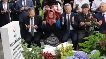 Şehit Eren Bülbül, kabri başında anıldı