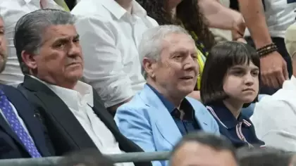 Serdal Adalı ve Aziz Yıldırım derbiyi birlikte izledi