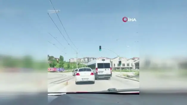 Servis aracı trafiği birbirine kattı! Muhtemel kaza ucuz atlatıldı