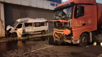 Servis minibüsü ile kamyon çarpıştı!