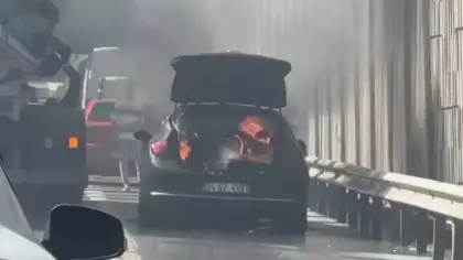 Seyir halindeki otomobil alev alev yandı