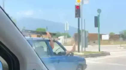 Seyir halindeki otomobilden ayağını çıkardı 280 bin TL ceza yedi!