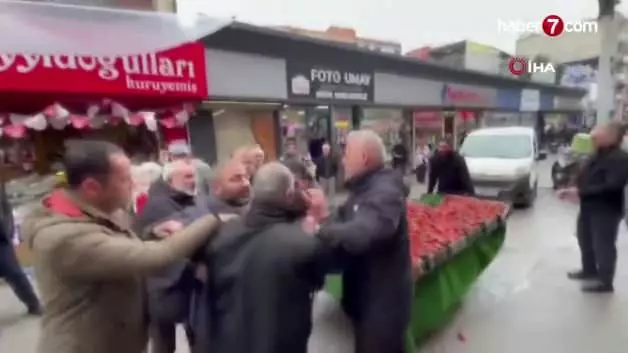 Seyyar satıcıdan zabıtaya tekme tokat saldırı: Pazarı birbirine kattı