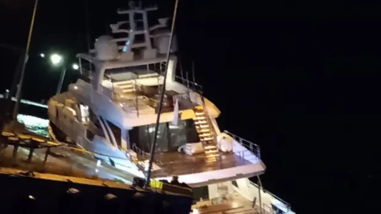 Sinop'ta lüks yat su alarak yan yattı: 6 mürettebat kurtarıldı