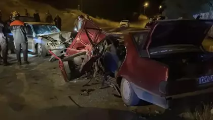 Sivas'ta 2 otomobil kafa kafaya çarpıştı