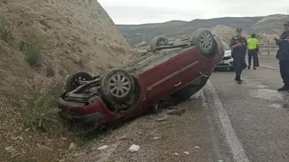 Sivas’ta otomobil takla attı: 2’si ağır 3 kişi yaralandı