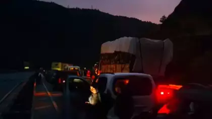 Sivas'ta toprak ve taşların düştüğü yolda 10 kilometrelik araç kuyruğu oluştu