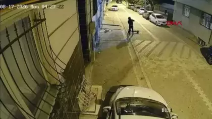 Skuterli kundakçı kamerada: Eski sevgilisinin evine benzin döküp yaktı