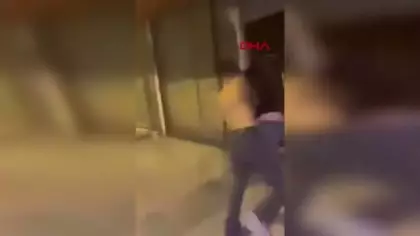 Sokak ortasında yumruklu düello: Arkadaşları ayırmak yerine ateşe körükle gitti