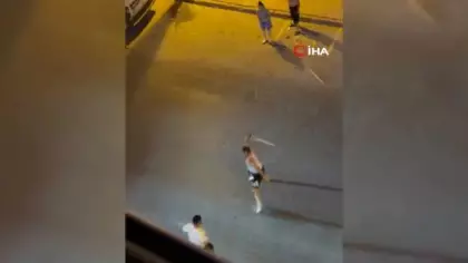 Sokak ortasındaki kavgada bu kez kılıçlar çekildi: Mahalle savaş alanına döndü