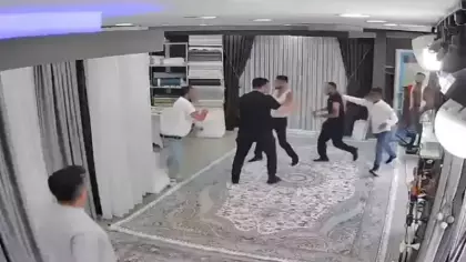 Sokaktaki kavga perdecide devam etti o anlar kameralara yansıdı...