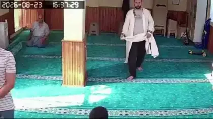 Şortla namaza gelen çocuğa cübbesini veren imamın davranışı takdir topladı