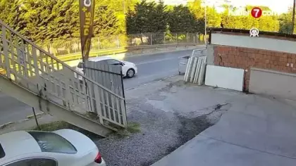 Sultanbeyli'de motosiklet ile hafif ticari aracın çarpıştığı kaza kamerada
