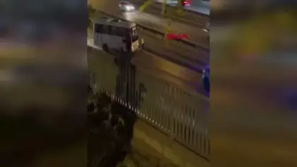 Sultangazi'de arızalanan midibüsü yol kenarına iten kadın polis kamerada
