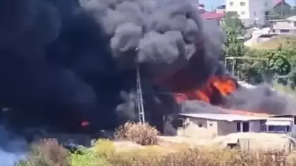 Sultangazi'de korkutan yangın! Kara duman çevre ilçelerden görüldü