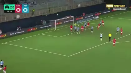Taç çizgisinde imkansız gol pası: Öyle bir takla attı ki herkes şaşkına döndü