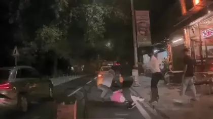Taksi şoförü ücrette anlaşamadığı yolcuları araçtan indirip darbetti