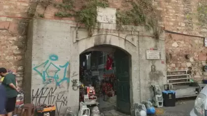 Tarihe saygısızlık: Fatih'in mirası Galata Bedesteni grafiti kurbanı oldu