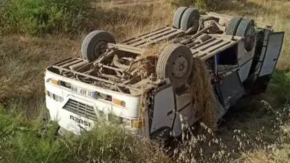 Tarım işçilerini taşıyan minibüs devrildi: 6’sı çocuk, 16 yaralı
