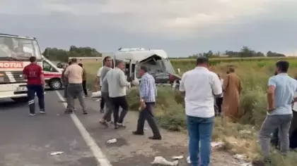 Tarım işçilerini taşıyan minibüs sulama kanalına uçtu: 19 yaralı