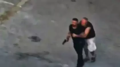 Taziye evinde ortalık karıştı! Silah çekip husumetlilerini kovaladı