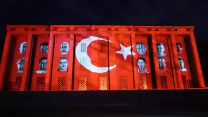 TBMM binasına 15 Temmuz şehitlerinin fotoğrafı yansıtıldı