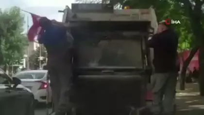 Temizlik işçilerinin bayrak hassasiyeti kamerada