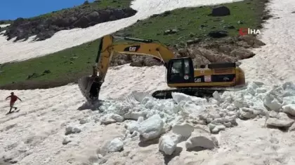 Temmuz sıcağında kıştan kalma manzara: Görenler gözlerine inanamadı!
