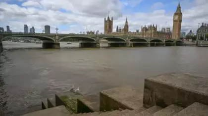 Thames Nehri'nin rengi kahverengiye büründü