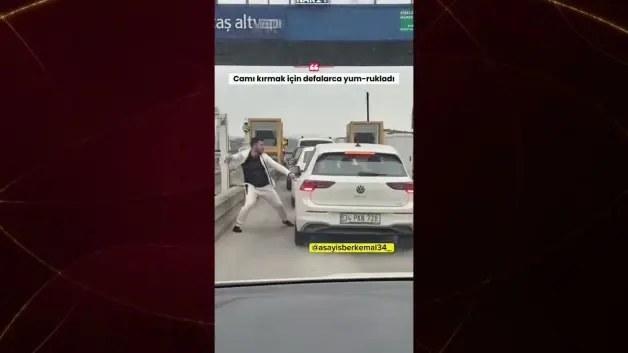 Tır sürücüsü otomobile saldırdı! Gişelerde dehşet