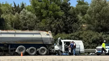 TIR'a arkadan çarpan minibüsün sürücüsü öldü