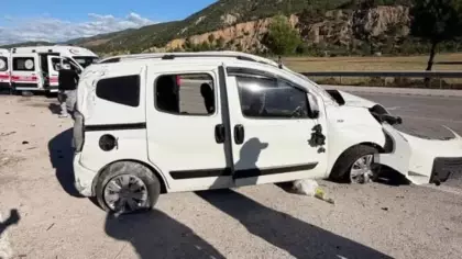 Tokat'ta hafif ticari araç takla attı: 2'si ağır 4 yaralı