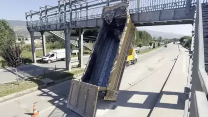 Tokat'ta korkutan kaza: Kamyonun kopan damperi üst geçitte asılı kaldı