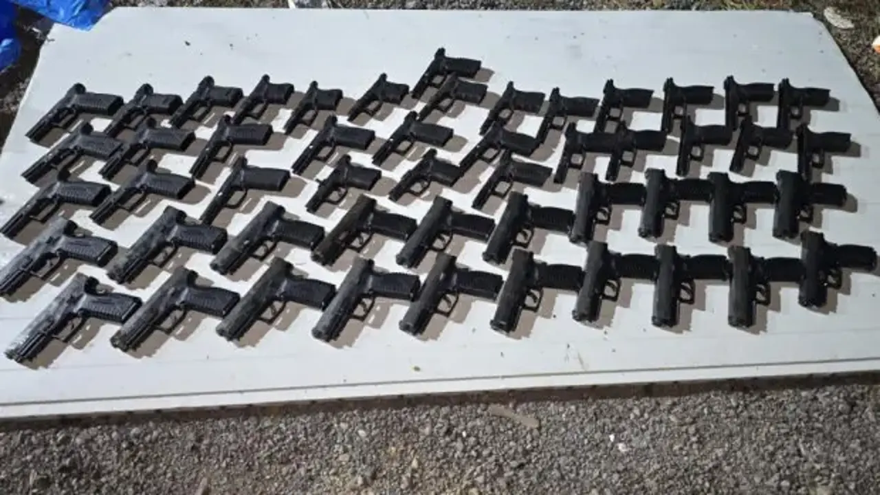 Toprağa gömülü kompresör tankında 20 silah ele geçirildi