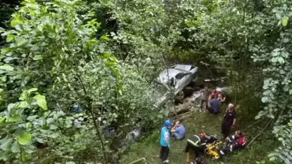 Trabzon'da kamyonet fındık bahçesine yuvarlandı: 1 ölü, 5 yaralı var