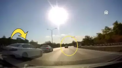 Trafik magandası sollama yaparken başka araca çarptı