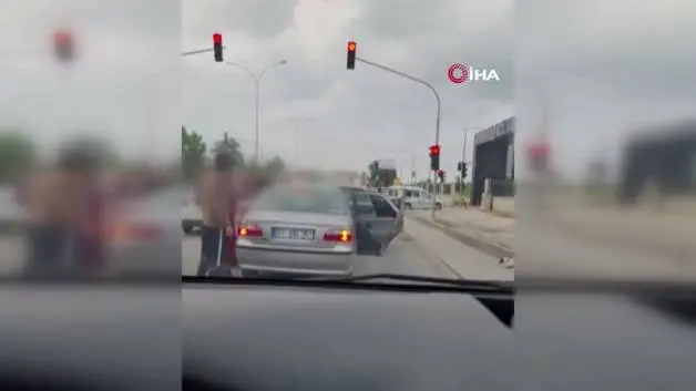 Trafikte kadınların da karıştığı yol kesme kavgası