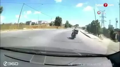Trafikte telefonla oynayan motosikletliyi uyarınca olanlar oldu! Tornavidayla saldırdı