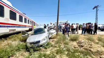 Tren, hemzemin geçitte otomobile çarptı: 3 yaralı