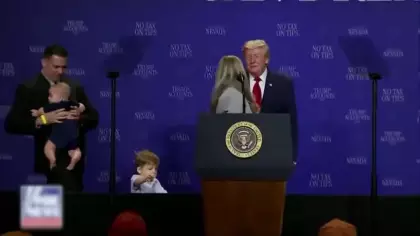 Trump sahnede çocuk peşinde koştu, mikrofonu alıp Biden’a yüklendi!