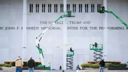 Trump'ın adı tarihi binadan kaldırıldı
