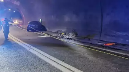 Tünelde otomobil ile motosiklet çarpıştı; 1 ölü, 2 yaralı