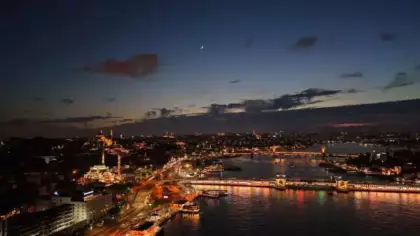 Türk bayrağı ile ay ve yıldız aynı karede! Tüm yurttan görüntüler geldi