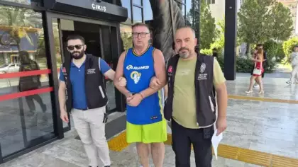 Türk bayrağına tüküren İngiliz turist tutuklandı!